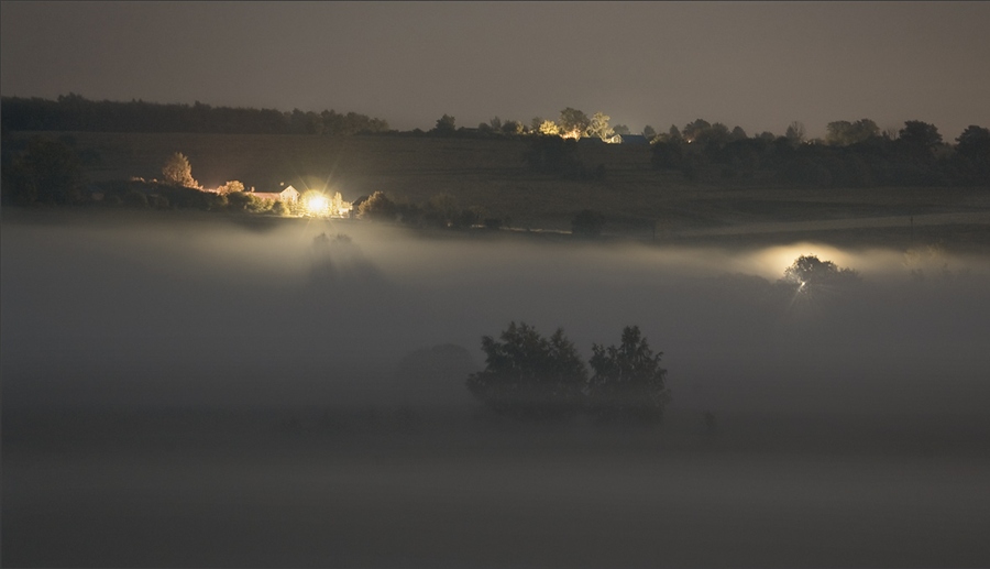 Деревня спит,укутавшись туманом...