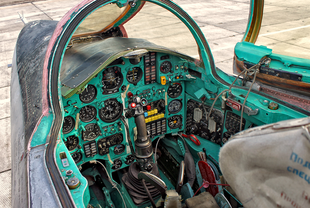 Algunas imágenes mas del MiG-25RU, y de su cabina. 