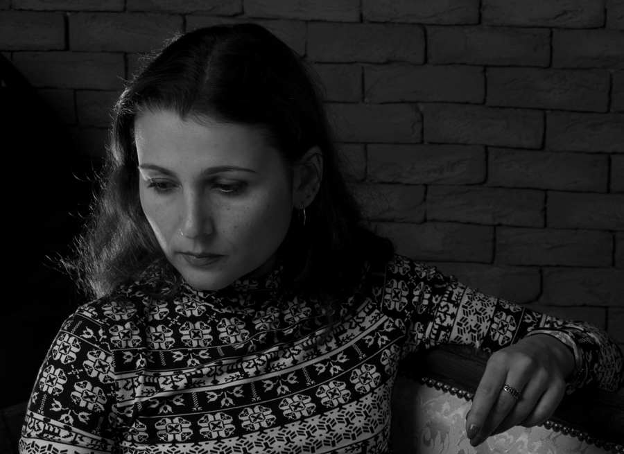 Задумалась