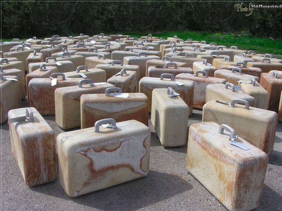 100 чемоданов