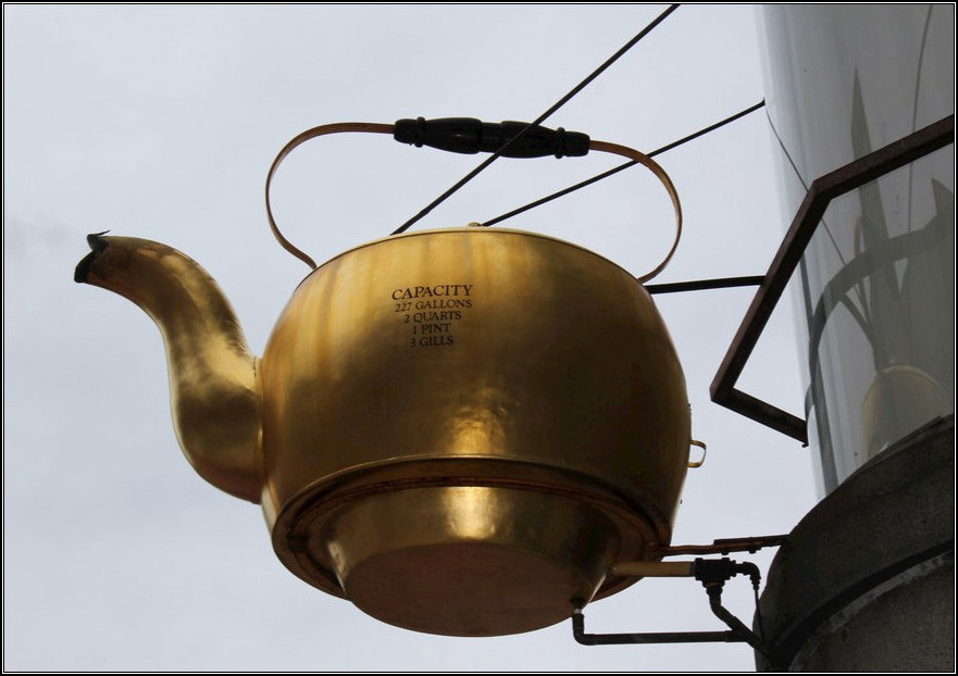 Фото жизнь - Valentina Averina - БОСТОН  - BOSTON ~*~~*~..``Нынешний Массачусетс - штат символов, в первую очередь исторических. Например, главный символ Бостона - позолоченный чайник емкостью более 900 л, служащий вывеской у одной из кофеен в самом центре города.