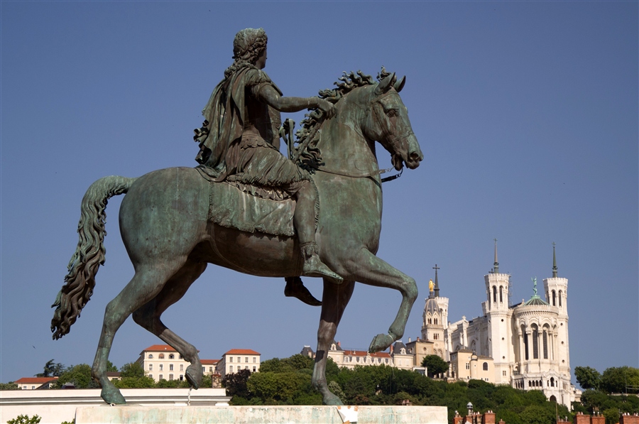 Статуя Людовика XIV, площадь Белькур.