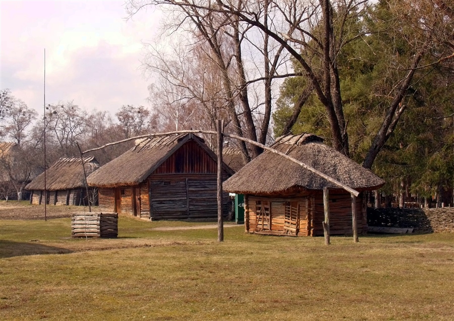 На краю села хатина...