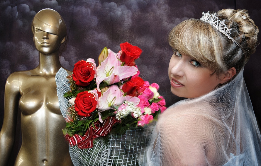 Фото жизнь - ВЛАДИМИР КОПЫЛОВ - корневой каталог - Золотая невеста на фоне бронзовой леди