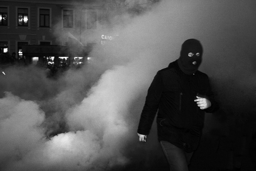 Фото жизнь (light) - Dreval Aleksandra - Протест  - Дымовая шашка.зима 2012.Петербург