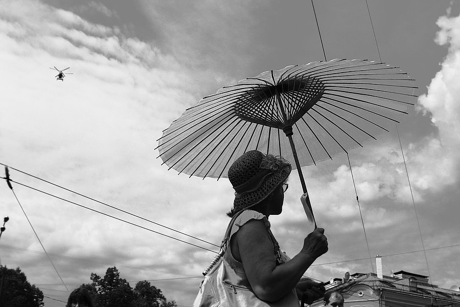 Фото жизнь - Dreval Aleksandra - Ч/б - Дама с зонтиком и вертолёт