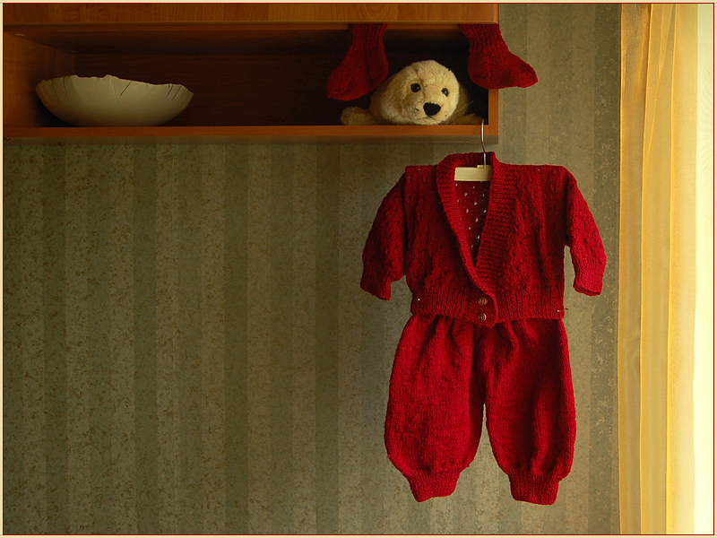 Фото жизнь (light) - Katrusya - Моё вязание. Мy knitting - Красный комплект на младенца (штаны+кофта+носки). Рост 60-70 см. Шерсть. 2007 год