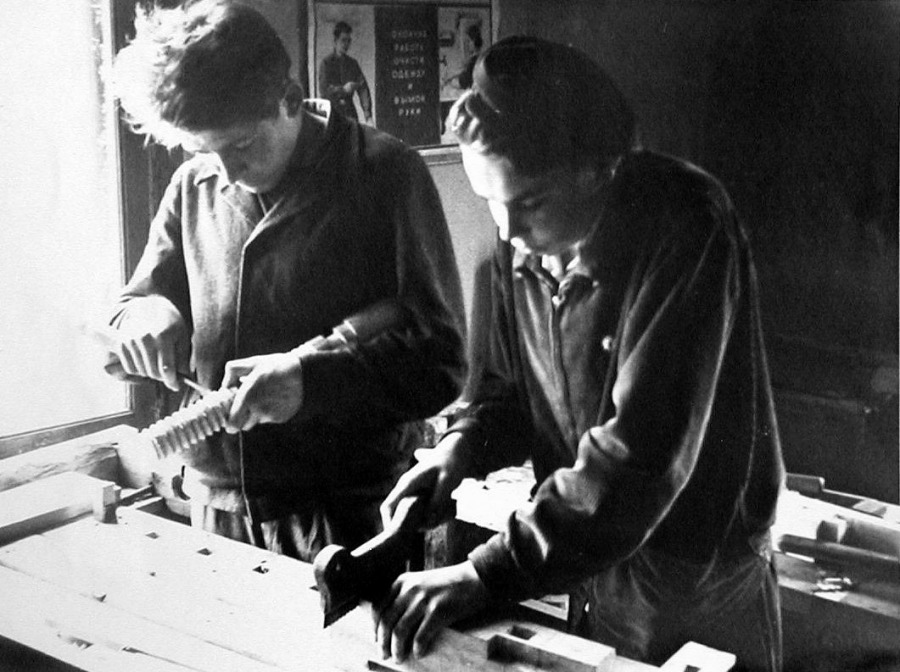 Фото жизнь (light) - Александр Титов - 50-60-годы и ранее - Урок в столярной мастерской. !964 г.