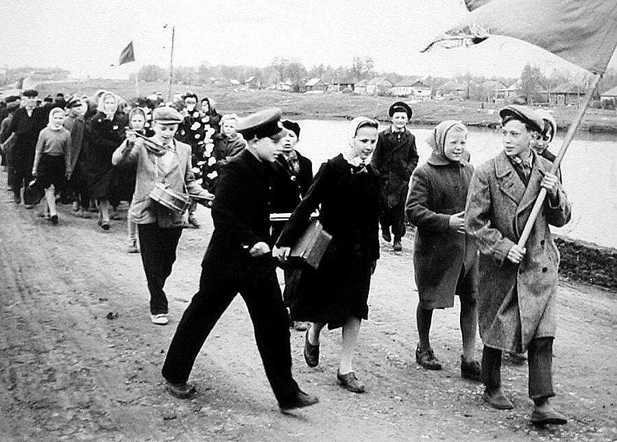 Фото жизнь - Александр Титов - Архивное фото 60-80-х годов - Школьники 7 ноября 1961 года