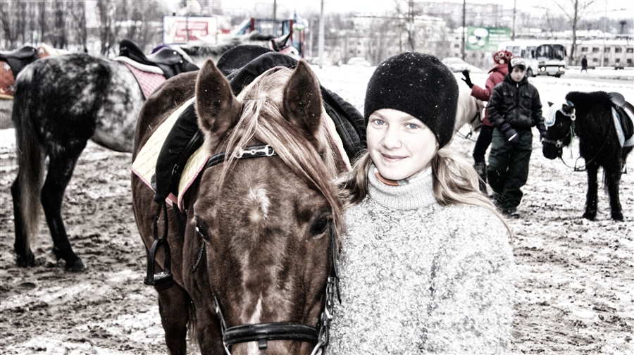 девочка с лошадкой