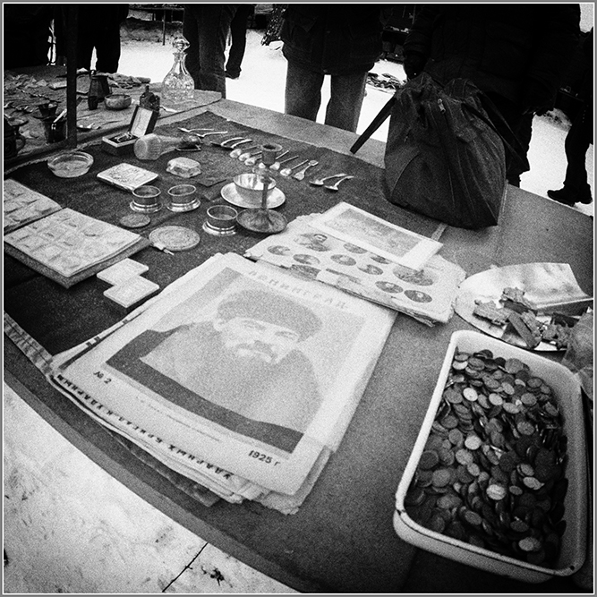 Фото жизнь (light) - Владимир Пальчик - Барахолка на Удельной. - И Ленин такой молодой...