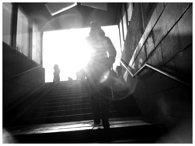 Фото жизнь (light) - pimokat2007 - корневой каталог - девушка поднимающаяся по подземному переходу к наземному транспорту в солнечную погоду