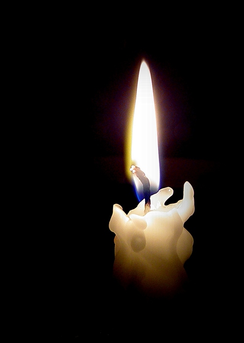 Свеча горела на столе