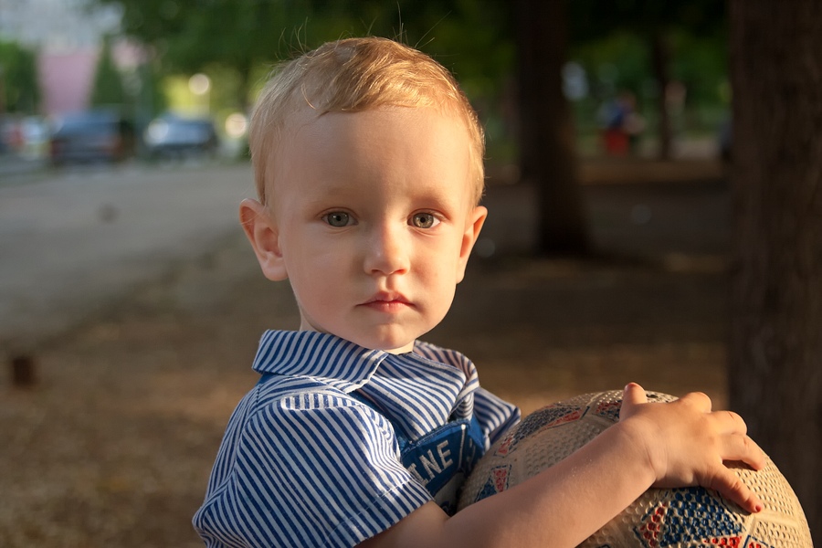 Портрет малыша с  мячом.