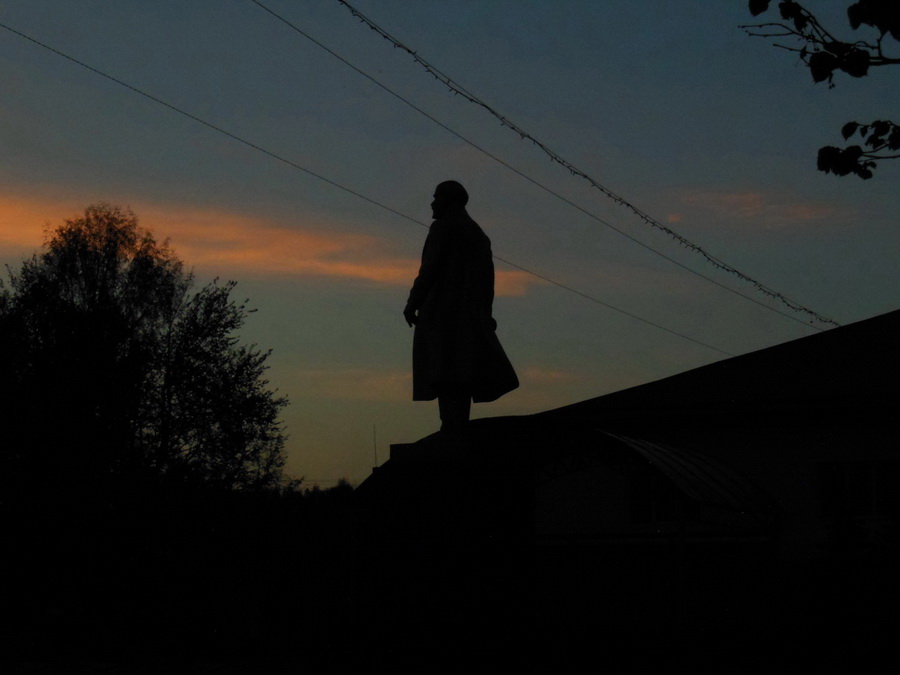 Фото жизнь (light) - Владимир Юрков - корневой каталог - Стоит статуя во мгле заката....