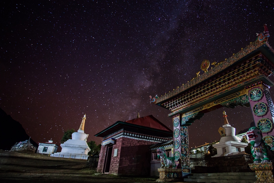 Млечный путь на монастырем Тенгбоче. Гималаи.