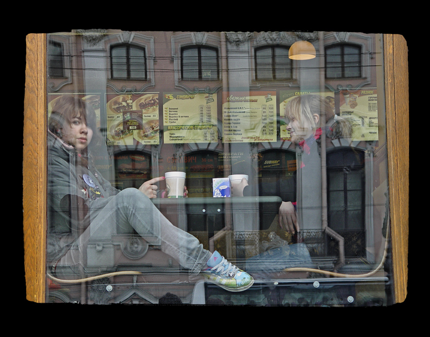 Фото жизнь (light) - Андерс&Йярик  - Nevskiy prospect - in window