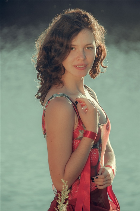 Её улыбка неземная, И взгляд пронзающий такой