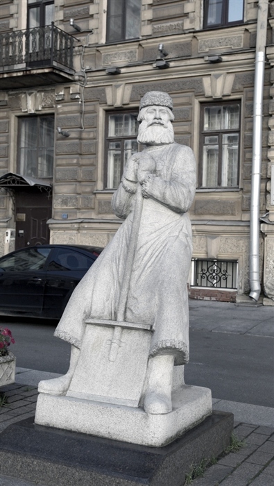 Стоит статуя