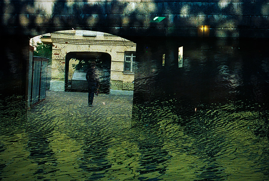 Фото жизнь (light) - Максим Григоренко - корневой каталог - Московские подворотни погружаются в воды Леты
