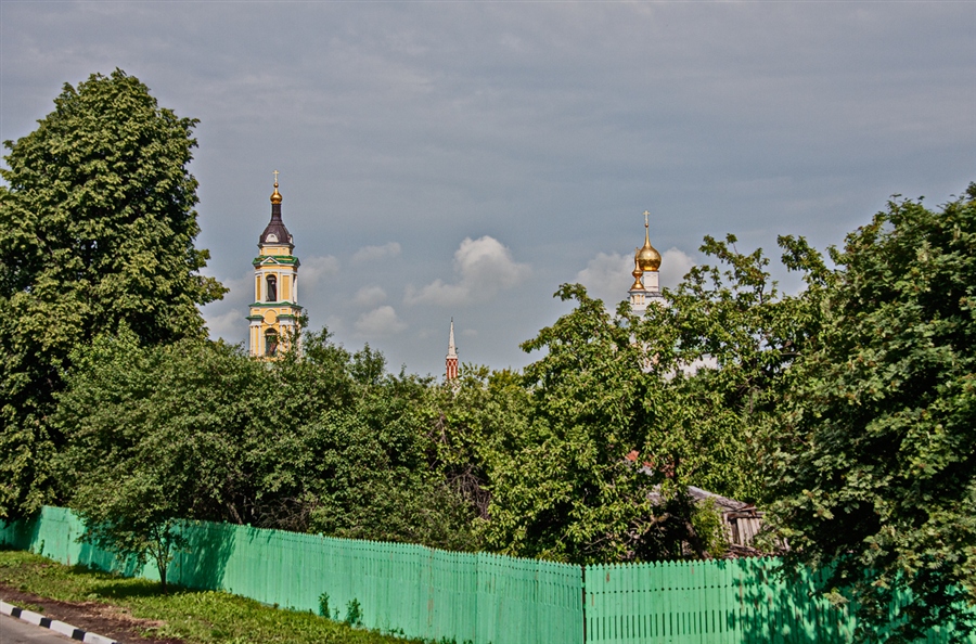 Вид с запада на Старо-Голутвин монастырь.