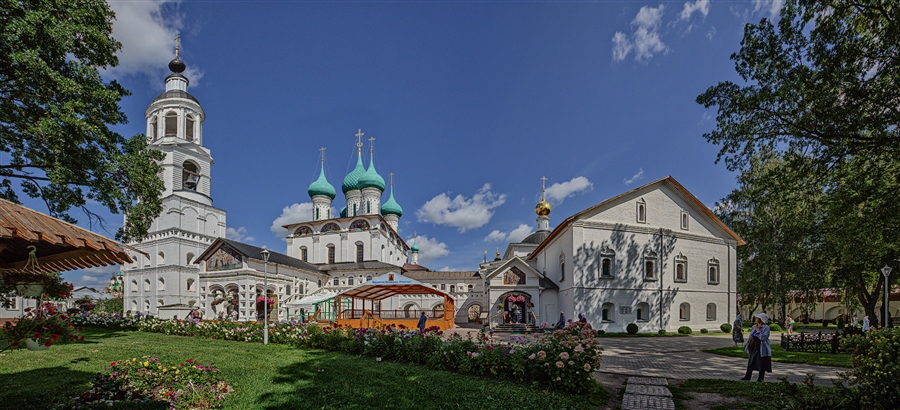 Панорама комплекса из двух главных храмов монастыря.