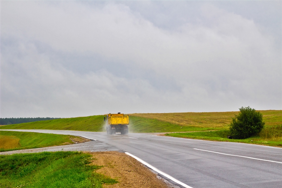 дождливый пейзаж с желтым грузовиком