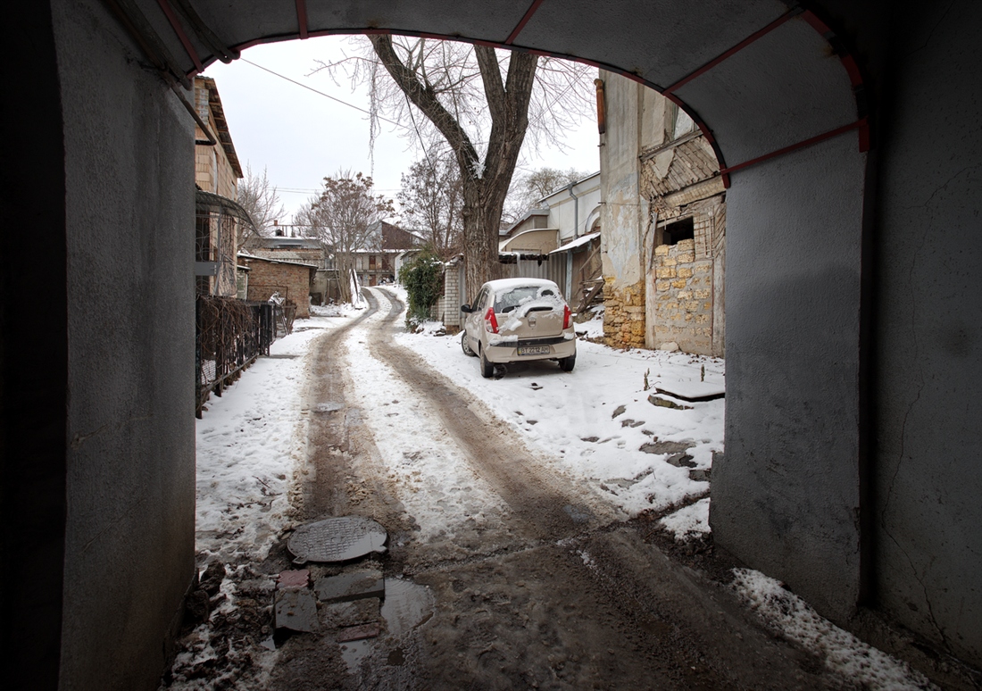 Фото жизнь - Сергей Воскобойник - Город. - Въезжаем в старый двор.