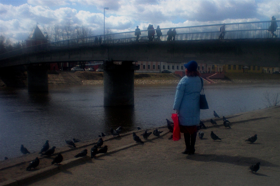 Фото жизнь (light) - Роберт - корневой каталог - Девушка в синем,с красным пакетом... Мост и небо...