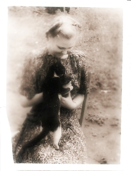 Девушка с котёнком. (1952)
