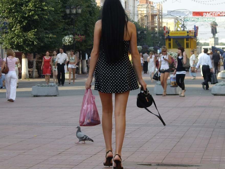 Девушка с большими батонами надела черные очки и приняла душ на улице 