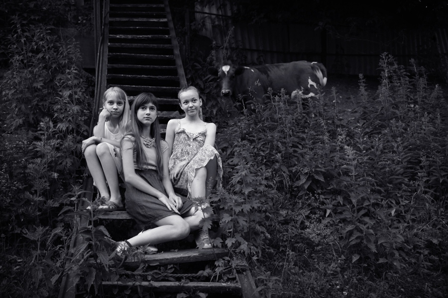 Три девицы вечерком сидят на лестнице тайком.