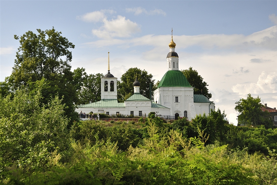 На возвышении