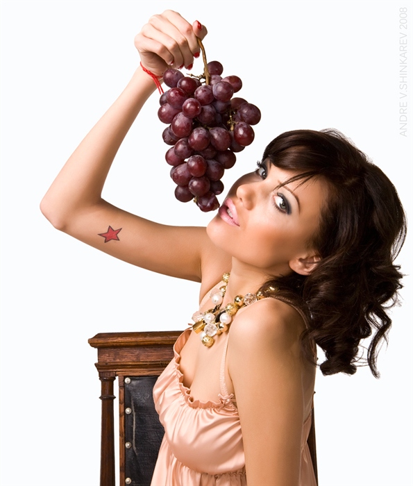 Девушка и виноград - эротичная ххх версия
