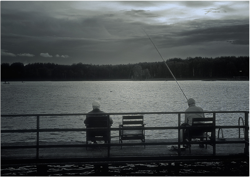 Фото жизнь (light) - walentin - корневой каталог - Рыбаки. Тусклый свет отражает вода.
