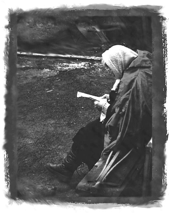 Фото жизнь (light) - SALERA - корневой каталог - СТАРОСТЬ ...чтение под дождем. 
