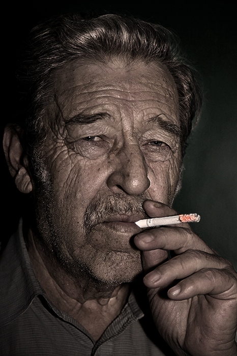 Портрет зрелого мужчины с сигаретой...