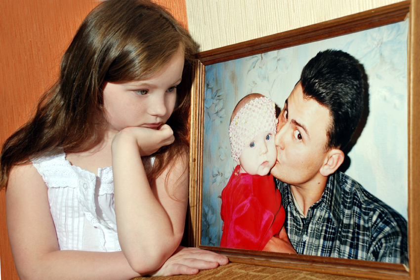 дочка с папой говорит у портрета стоя....