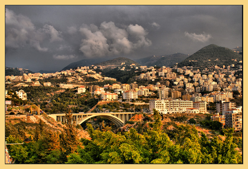 Фото жизнь (light) - Maria V. Gorskaya - ЛИВАНСКИЕ ХРОНИКИ (LEBANESE CHRONICLES ) - Урбанистский пейзаж в закатных лучах на фоне пасмурного неба