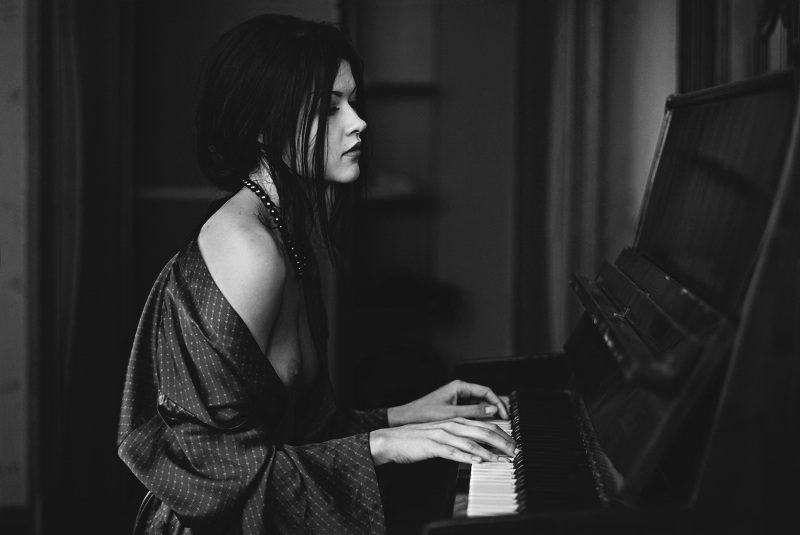 Фото девушки за пианино