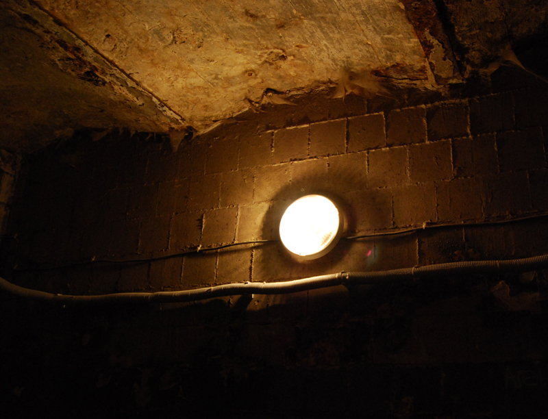 Фото жизнь (light) - vlad1334 - Заброщенные дома , индустиральные фото и тп - "фонарь в подземелье"