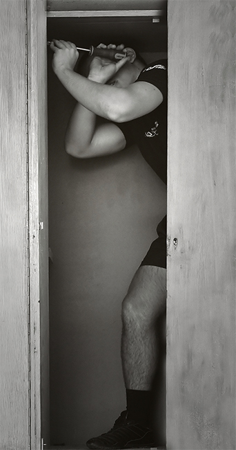 Фото жизнь (light) - Синицына Ольга - ч/б - атлант с отверткой