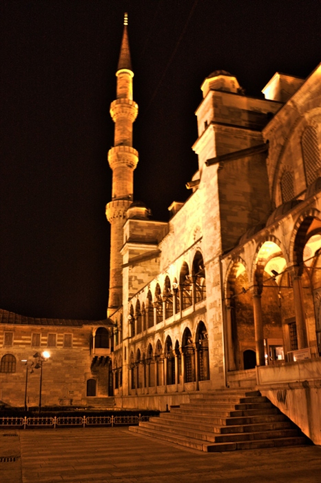 Ночь во дворе Мечети