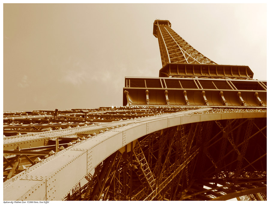 Фото жизнь (light) - Vlaimir Zeev Radzievsky - корневой каталог - Another view of the Eiffel Tower