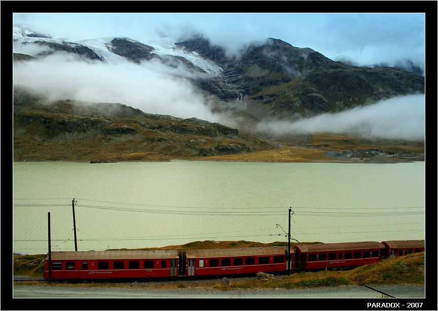 Фото жизнь (light) - PARADOX - В краю озер и горных пиков - Швейцария - Красные вагоны, горы в облаках