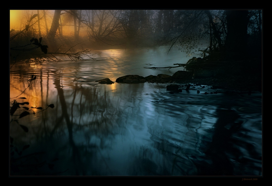 Ночным туманом текла Река