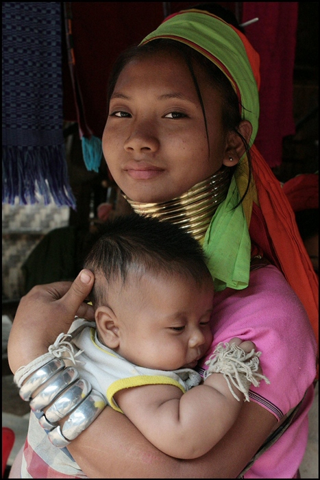 Мадонна с младенцем из племени Падонгов