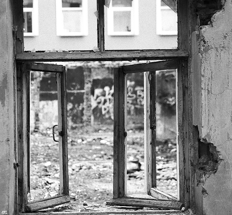 Фото жизнь - MaxxBaranov - Питерские дворы - зазеркалье  - Скозь окно - в прошлое...