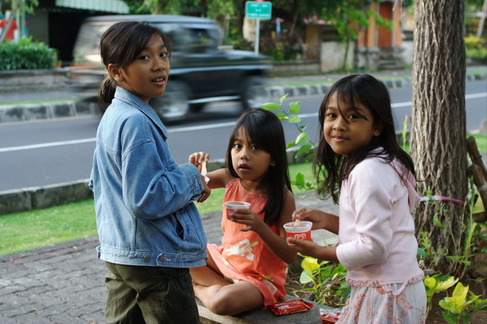 Фото жизнь (light) - ZaHoZa - о.Бали - девочки с мороженным