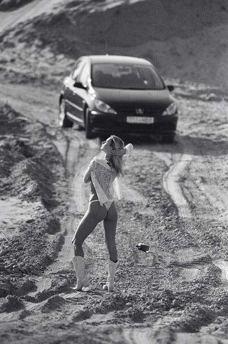 Фото жизнь (light) - Алексей Матюш - корневой каталог - Песок,девушка и пежо...